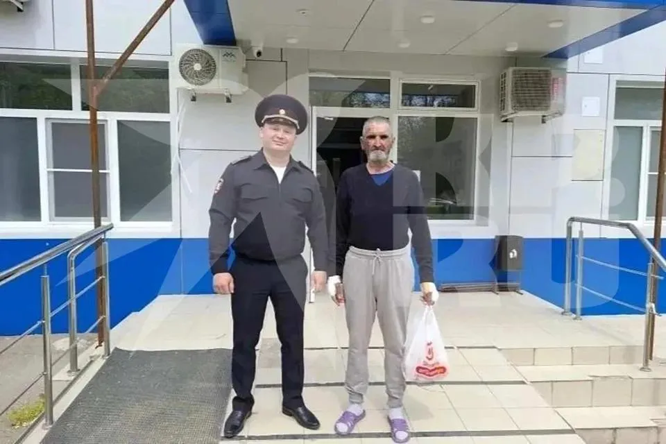 В Крымске майор полиции Евгений Мороз навестил в больнице 75 летнего пенсионера которого на днях спас из огня Полицейский вынес мужчину без сознания из задымленного дома защитив органы дыхания мокрым полотенцем У пострадавшего диагностированы ожоги лица и рук но угроза жизни миновала Пока спасенный идет на поправку руководство решает вопрос о награждении офицера Подписаться на kpkuban Читать нас в MAX
