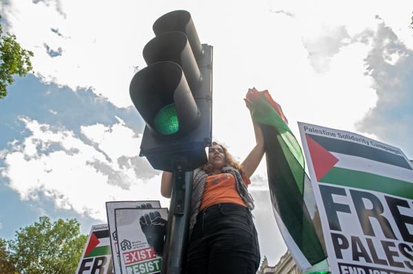 В Лондоне проходит массовая демонстрация в поддержку Палестины На акцию приуроченную к Международному дню солидарности с палестинским народом вышли десятки тысяч человек Демонстранты призывают полностью открыть доступ гуманитарным организациям в сектор Газа и выступают против этнических зачисток а также обладания Израилем ядерного оружия пишет РИА Новости Подписаться на Говорит Москва Telegram VK MAX