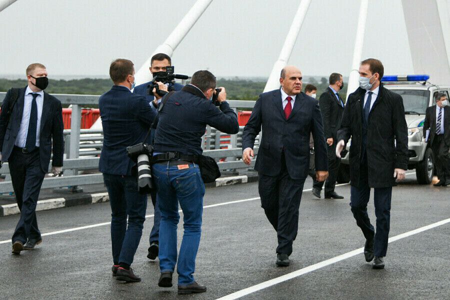 В Благовещенске ждут премьер-министра российского правительства Михаила Мишустина. По имеющейся информации, второе лицо государства посетит столицу Приамурья в понедельник, 21 июля.  Программа пребывания главы правительства страны в Амурской области пока не анонсировалась. Не исключено, что премьер-министр посетит международный мост через Амур – в этот день там будет временно закрыто движение, а проезд через пункты пропуска «Кани-Курган» и «Хэйхэ» будет временно недоступен для грузовиков и пассажиров. По информации Росгранстроя, приостановка связана с проведением плановых технических работ, но, по информации источников Amur.life, мост посетит Михаил Мишустин.  Последний раз в Благовещенске премьер-министр был в августе 2020 года в рамках рабочей поездки на Дальний Восток. Во время визита Мишустин, в частности, осматривал новый международный автомобильный мост Благовещенск – Хэйхэ и беседовал со строителями.