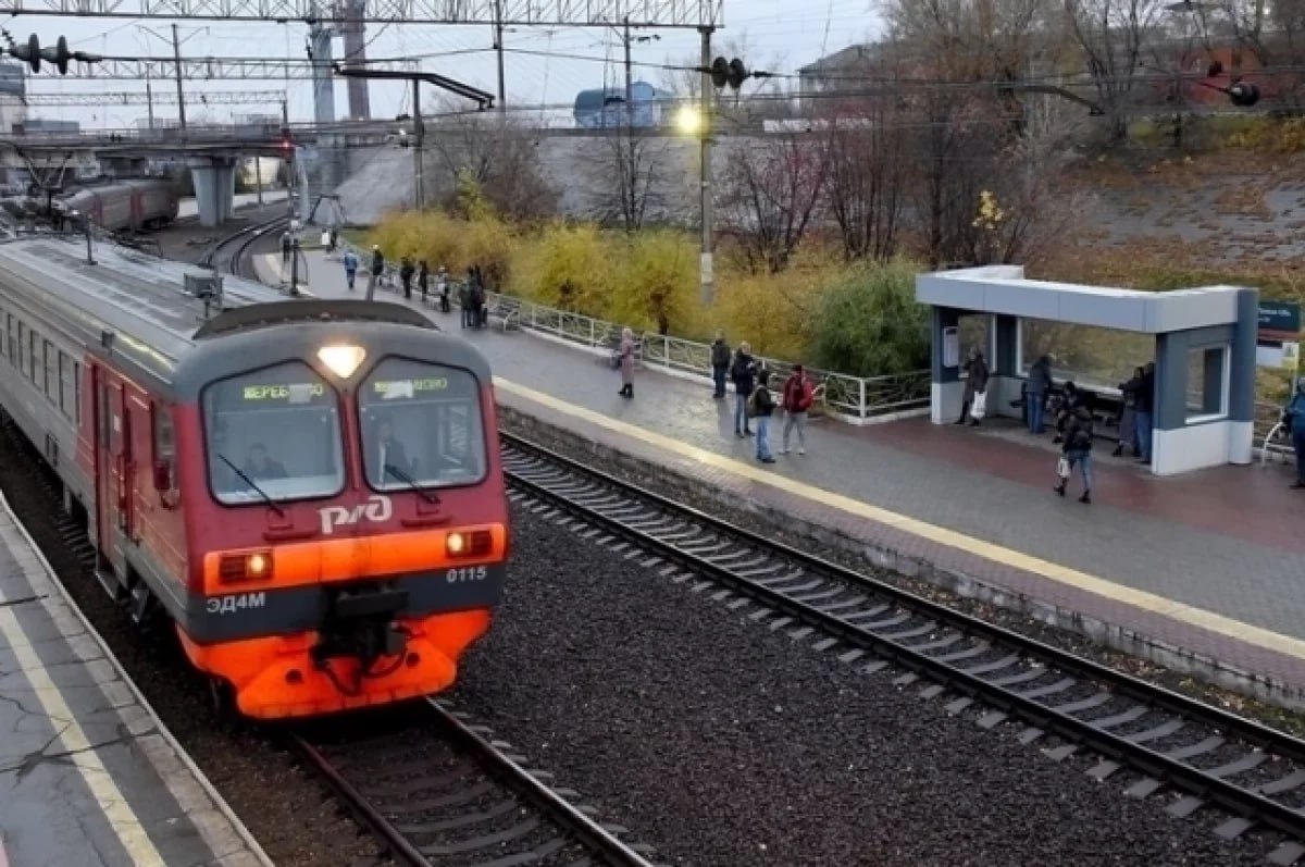 Спрос на поезда из Москвы в Ростов за год вырос в четыре раза Железнодорожные путешествия стали гораздо популярнее среди россиян осенью По данным СКЖД число пассажиров в сентябре выросло сразу в 2 2 раза относительно аналогичного периода 2024 года Больше остальных интерес туристов привлекают маршруты из Москвы направление в Нижний Новгород стало в пять раз востребованнее а билеты в Ростов на Дону туристы стали покупать в четыре раза чаще Отдельно отмечен двукратный рост популярности направления Москва Петербург AiFRostov max ru rostov aif ru