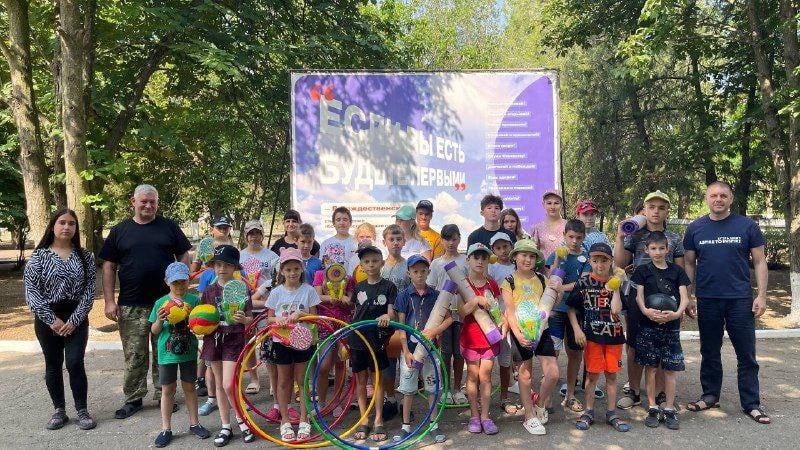 Шефы из Краснодарского края доставили спортивный инвентарь в одну из школ Херсонской области Ко Дню России волонтеры из Белореченского района посетили Любимовскую школу Ивановского округа, школьникам передали собранные белореченскими спортсменами футбольные и волейбольные мячи, скакалки, обручи, коврики, канаты. Актуальные новости Херсонской области.