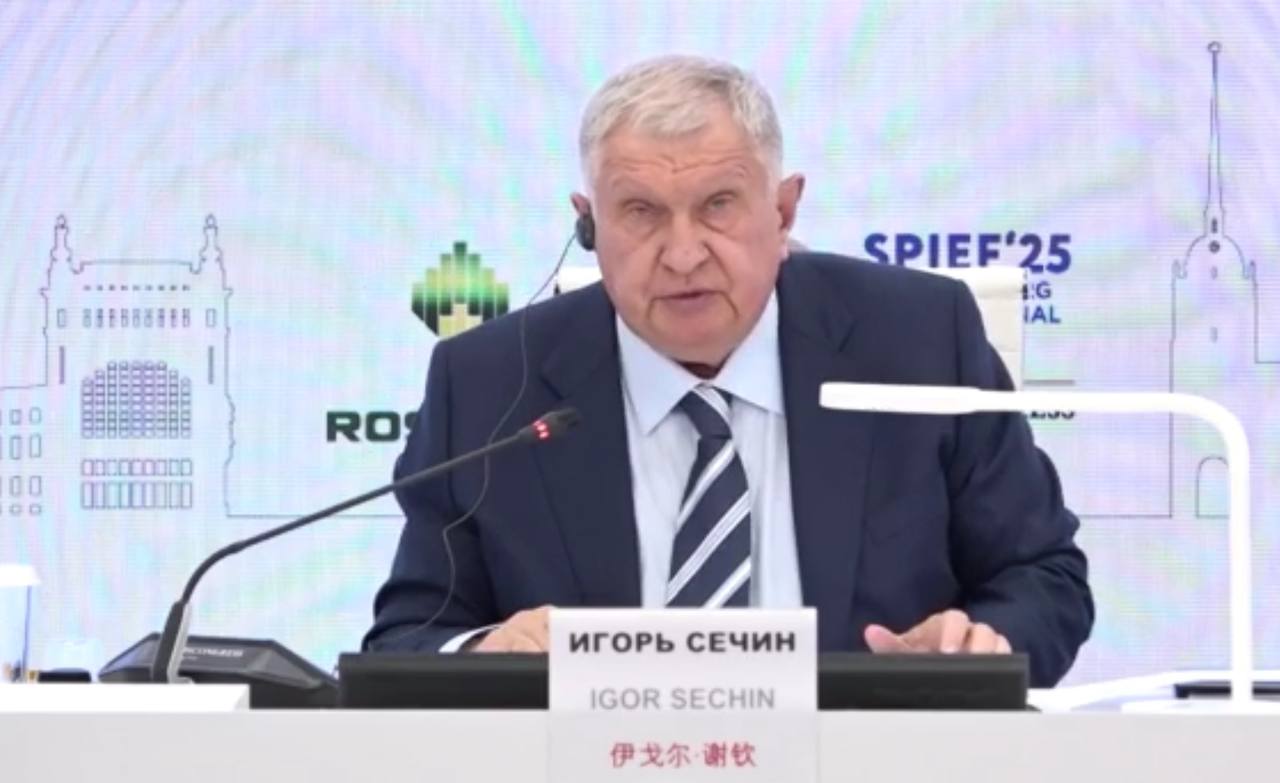 Глава Роснефти Сечин выступил с докладом на энергетической панели Петербургского международного экономического форума. В этом году он уделил особое внимание синтезу традиционных и альтернативных источников энергетики, рассказал о том, как цифровая революция способствует развитию нефтегазовой отрасли, и на примере Китая пояснил, каким образом страна может обеспечить свою энергонезависимость. Сечин сравнил геополитическую ситуацию в мире с древнегреческим мифом об аргонавтах: если пытаться добыть золотое руно преступным путем, то оно не принесет счастья. #ПМЭФ2025 IG Energy