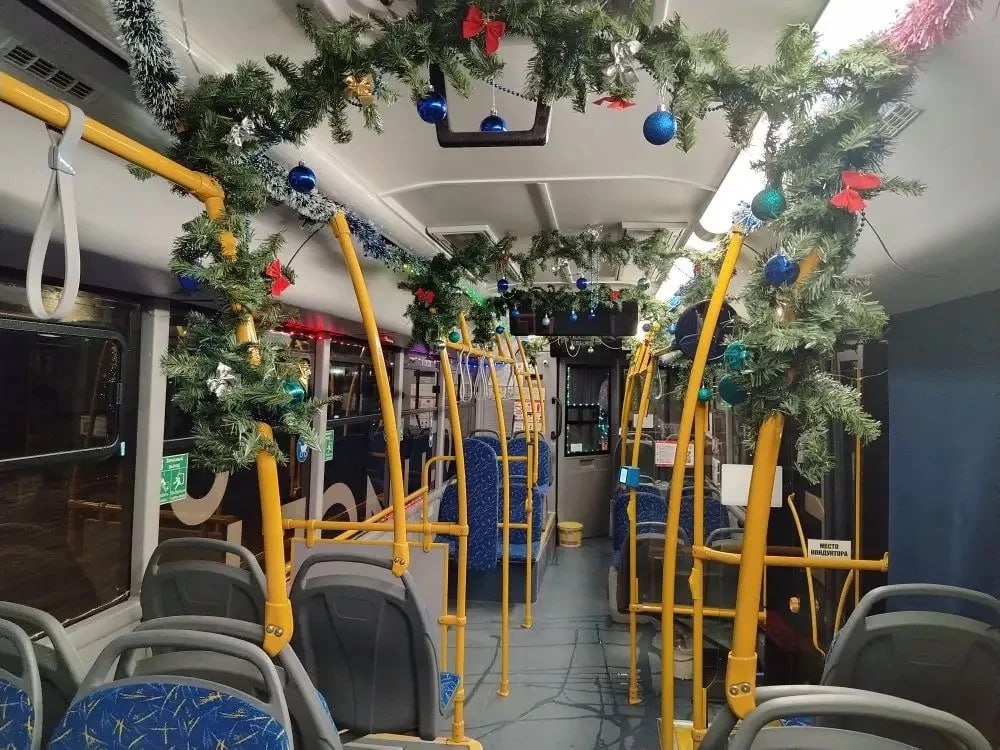 Красноярские автобусы начали украшать к Новому году Водители и кондукторы остаются после смен чтобы развешать в салонах гирлянды шарики и мишуру Ездить в нарядных автобусах красноярцы смогут со следующей недели пишут в мэрии Фото adm krasnoyarsk eniseytv