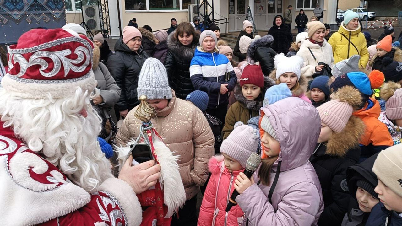 Жители Марковского округа поделились впечатлениями от праздника с Дедом Морозом из Ивановской области  Владимир Смирнов из г. Кохма Ивановской области известен по всей стране как Кохомский Дед Мороз. Вместе с добровольцами из региона-шефа он приехал в Марковский муниципальный округ ЛНР, чтобы поздравить детей и взрослых с Рождеством.  «Праздник был замечательный, очень веселый и активный! Дети были в восторге, да и взрослые тоже!», — отметила мама 8-летней девочки Виктория.  «Спасибо огромное за эту чудесную, яркую и увлекательную сказку для наших детей! Особенно хочется поблагодарить Деда Мороза, который приехал из Ивановской области, чтобы поздравить наших малышей!» — поделилась Марина, мама 12-летней девочки.  «Девиз нашего проекта „Кохомский Дед Мороз. Рождество на Донбассе“ — „Чудеса делают не волшебники, а обычные люди“. Причем каждый день. Каждый из нас может сделать доброе дело и стать настоящим Дедом Морозом. Всем детям и взрослым я желаю добра, радости, мира и здоровья», — сказал Владимир Смирнов.