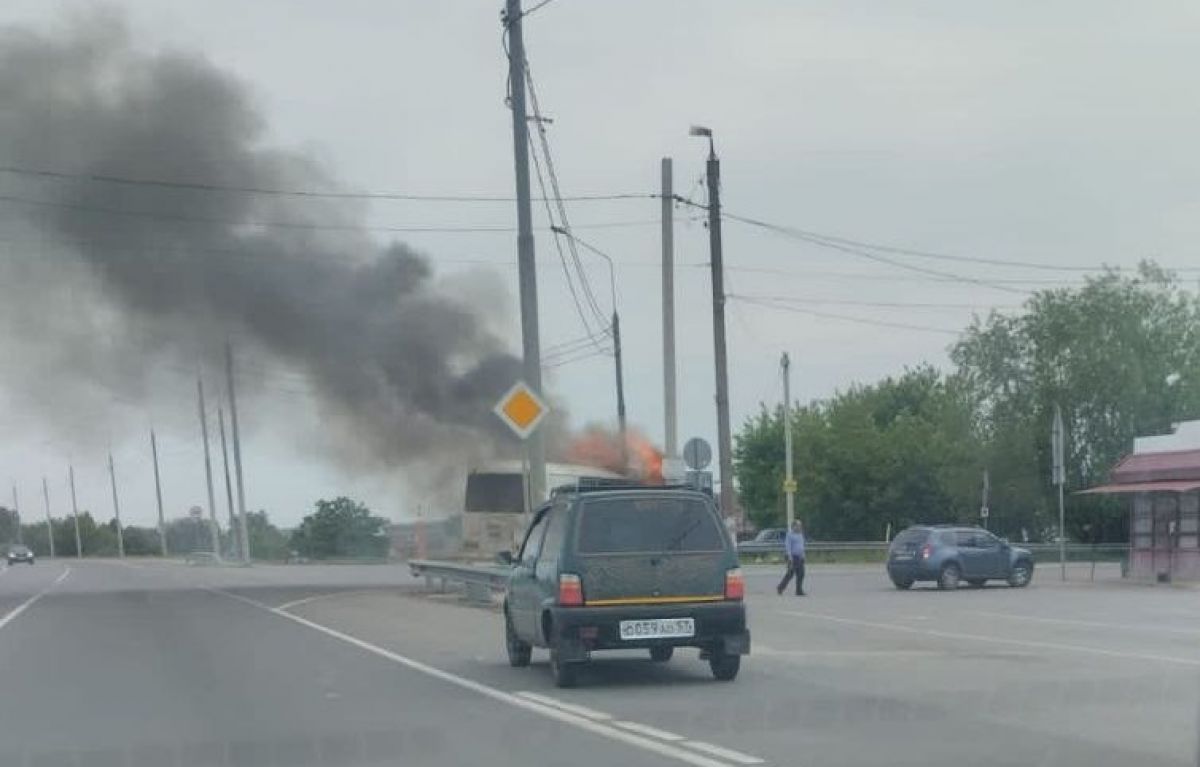 В Кромах сгорел автобус, раздался взрыв В поселке Кромы на ходу загорелся автобус. В соцсетях опубликовано видео, на котором видно, как его полностью охватило пламя, после чего раздался взрыв. ↗ Прислать новость Подписаться