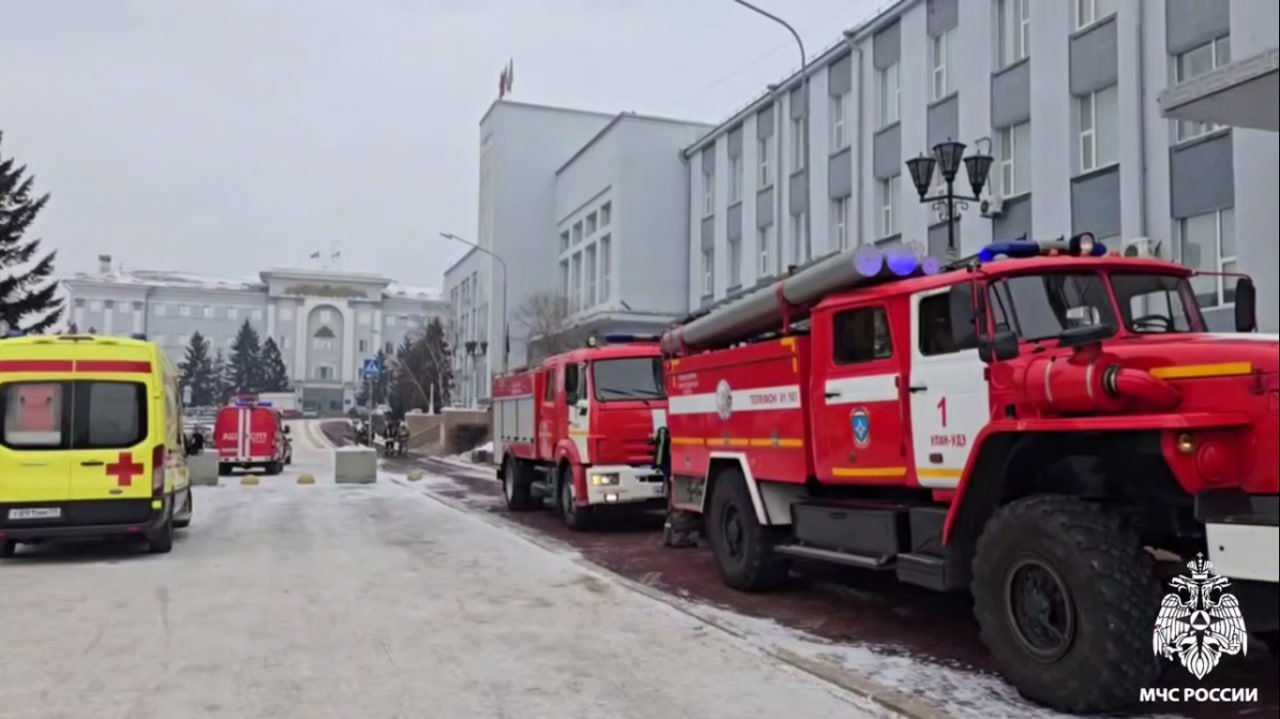 Утром 14 февраля в Улан-Удэ произошло возгорание в здании правительства Бурятии на улице Ленина. Там вспыхнул светильник на цокольном этаже. Об этом сообщили в МЧС республики.  Из здания эвакуировали 100 человек. Площадь пожара составила один квадратный метр. Обошлось без пострадавших. Специалисты полагают, что причиной инцидента стал аварийный режим электрооборудования.  #бурятия