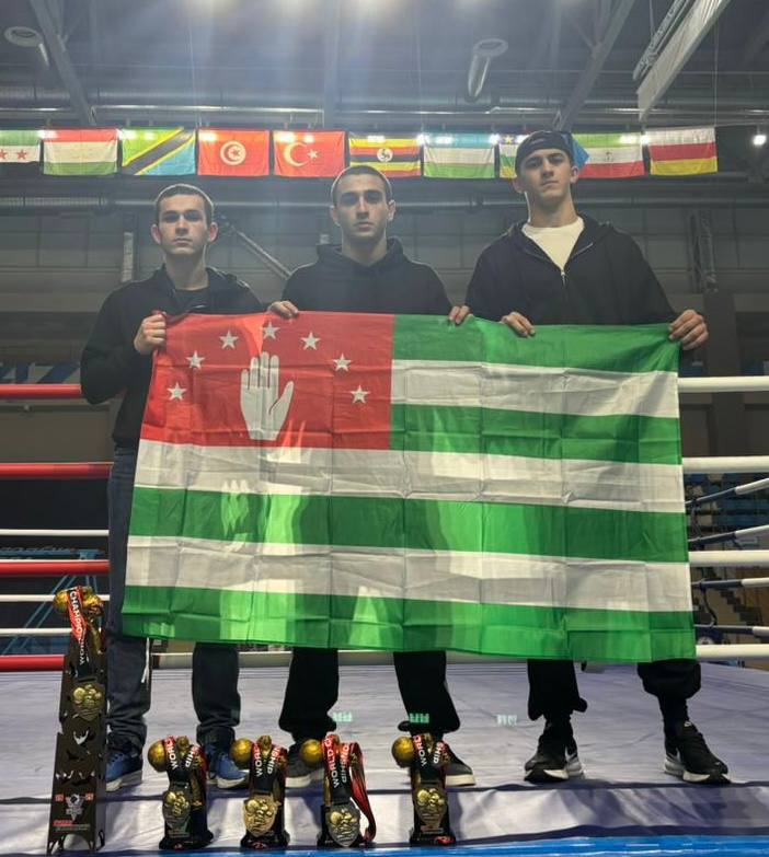 Абхазские спортсмены завоевали призовые места в личных и командных дисциплинах на Чемпионате и первенстве мира по универсальному бою и универсальному бою лайт среди мужчин и женщин юниоров и юниорок 18 20 лет юношей и девушек 12 17 лет сообщает Госкомспорт РА В соревнованиях участвовали более 1000 спортсменов из 32 стран включая Абхазию Бенин Казахстан Монголию Россию Сирию Таджикистан Тунис Турцию Узбекистан Центральноафриканскую Республику и Южную Осетию В дисциплине универсальный бой лайт Анри Кварчия занял второе место среди юниоров В универсальном бое классика среди юниоров Анри Кварчия также стал вторым а Георгий Ходжава завоевал третье место Среди мужчин в универсальном бое классика Анри Кварчия также занял второе место Даут Гиндия и Георгий Ходжава стали третьими А сборная Абхазии заняла третье место в командном первенстве по универсальному бою классика среди мужчин Апсныпресс Instagram Facebook Дзен