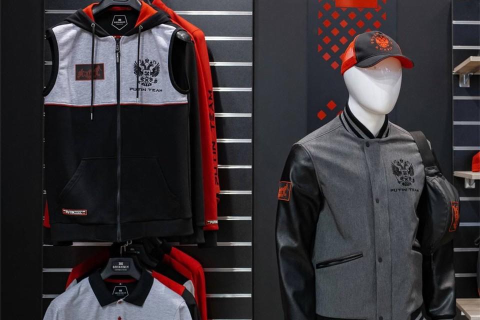 В Перми закрылся единственный магазин бренда Putin Team Russia Он располагался на первом этаже ТРЦ «iMall Эспланада». Одна из причин закрытия — низкий товарооборот. Коллекция магазина преимущественно включает спортивную и верхнюю одежду, аксессуары. Помимо Перми бренд представлен в 16 городах России. Подпишись на «КП-Пермь»