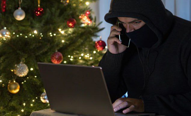 Мошенники начали красть данные через новогодние поздравления Главным инструментом злоумышленников стала манипуляция эмоциями Ожидание открытки от друзей или коллег снижает бдительность Эксперты предупреждают опасно открывать вложения и кликабельную рекламу особенно файлы форматов exe scr bat msi zip и rar поскольку они могут содержать вирусы Следует проверить отправителей и избегать перехода по подозрительным ссылкам Телеграм typical stv