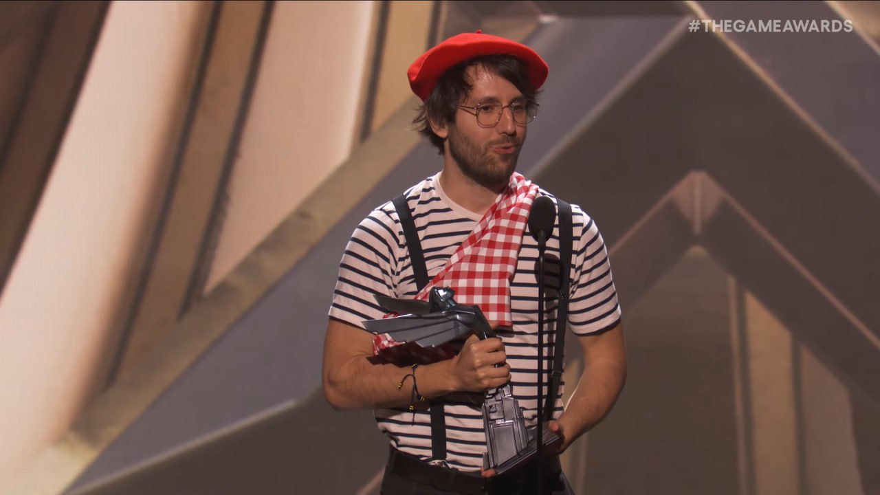 Игра года Clair Obscur Expedition 33 Она собрала 9 наград за вечер и установила рекорд за ВСЮ историю The Game Awards Немного предыстории чтобы вы понимали почему игру считают легендарной Создатели бывшие разработчики Ubisoft мечтавшие сделать собственный проект не для денег Команда разработчиков состоит из 30 человек актеров озвучки набирали на Reddit композитора на Soundcloud а главный сценарист никогда не писала сценарии для игр Бюджет игры составил менее 10 млн за первые три дня было продано более 1 млн копий Игра стала настоящим феноменом сделанной группой фанатиков всё как в сказке Жаль что не Смута techmedia