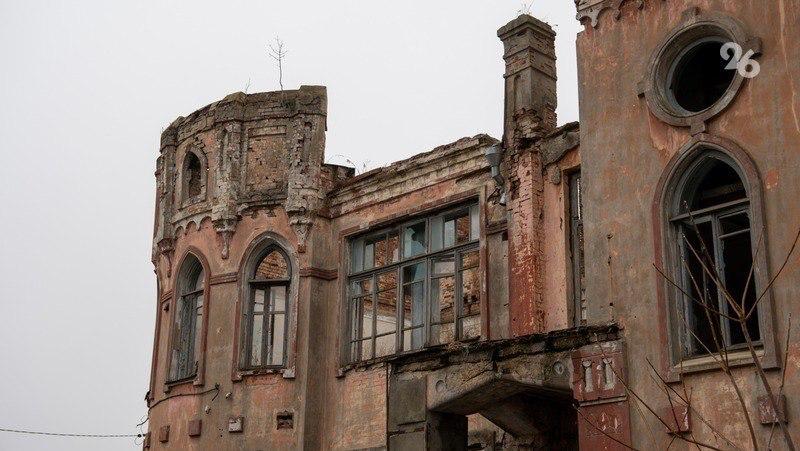 Ставропольский «Дом с привидениями» передали в аренду Об этом рассказала начальник краевого управления по сохранению и государственной охране объектов культурного наследия Анна Конева, пишет ТАСС. Теперь прорабатывается возможность участия инвестора в программе льготного кредитования для реставрации здания. Анна Конева подчеркнула, что по федеральному закону у арендатора есть два года на разработку проектной документации — срок ещё не истёк. Дом купца Игнатия Волобуева на ул. Комсомольской является памятником архитектуры регионального значения. Площадь двухэтажного строения превышает 750 кв. м. В архитектурной обработке главного фасада здания присутствуют готические мотивы. «Дом с привидениями» в настоящее время не используется и находится в аварийном состоянии.