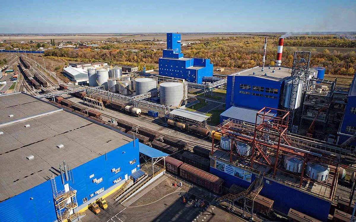 ЭФКО получила полный контроль над Олейной Компания Валерия Кустова увеличила с 31 4 до 100 долю в ООО Агроинвест которое контролирует ООО Масленица производящее масло Олейна и Ideal До этого 68 6 Масленицы принадлежало катарской КГА Холдинг ЛЛС Сделка стоимость которой на рынке оценивают в 16 20 млрд рублей в июле получила одобрение ФАС После приобретения актива доля ЭФКО на рынке растительного масла вырастет с 10 до 27 Напомним Масленице принадлежит завод в Воронежской области который считается одним из лучших на рынке Предприятие может перерабатывать 540 тыс тонн сырья и производить более 200 млн бутылок подсолнечного масла в год По данным Rusprofile выручка Масленицы в течение последних двух лет колебалась в районе 30 33 млрд рублей По итогам 2024 года компании удалось увеличить выручку на 24 до 32 млрд рублей а чистая прибыль снизилась на 19 до 2 8 млрд рублей Крупнейшая для российского масложирового рынка сделка произошла в момент когда маржинальность бизнеса остается отрицательной Ранее мы писали что маслозаводы сократили объем переработки и экспорта и работают с отрицательной рентабельностью в связи с чем на рынке ожидается волна продажи активов К слову сама ЭФКО весной приостанавливала работу двух маслозаводов в Краснодарском крае но благодаря приобретению Масленицы выйдет из кризиса с новым крепким активом По условиям одобрения сделки с Агроинвестом со стороны ФАС в течение 5 лет с даты совершения сделки ЭФКО будет обязана выводить на биржу не менее 10 от общего объема закупаемого группой подсолнечника Агрономика