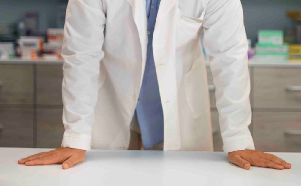 Житель Елизовского округа избил трубой фармацевта Травмы аптекаря оказались серьёзными На Камчатке возбудили уголовное дело на 36 летнего военнослужащего Ему вменяется умышленное причинение средней тяжести вреда здоровью В сентябре мужчина поругался с сотрудником аптеки и напал на него с металлической трубой передаёт ИА Камчатское время Подробности по ссылке kamtime ru article a26afb10 b9c6 48ba 9469 c2d9c22819e9 Предложка МАХ