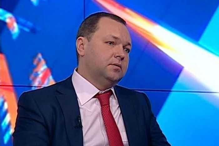 В Дубае задержали беглого экс-главу ВЭБ-Лизинга — операция под личным контролем Филатова из СВР  На прошлой неделе в Dubai Mall произошла редкая и громкая спецоперация российских силовиков — был задержан Вячеслав Соловьев, бывший генеральный директор «ВЭБ-Лизинга», который скрывался за границей с 2016 года. Особое внимание вызывает то, что операцию лично курировал начальник Управления собственной безопасности СВР генерал Александр Филатов — фигура крайне закрытая и близкая к Игорю Сечину.  Соловьев возглавлял «дочку» Внешэкономбанка с 2008 по 2016 год, а после внезапного отъезда на лечение в Швейцарию он фактически исчез из поля зрения. Позже выяснилось, что против него и других топ-менеджеров завели уголовное дело по обвинению в мошенничестве, а вскоре появились и обвинения в шпионаже — детали которых тщательно скрываются.  Сам Филатов, чьи фотографии практически отсутствуют в открытом доступе, известен как глава спецотряда «Заслон», занимающегося охраной высокопоставленных лиц и российских посольств за рубежом. Его тесные связи с окружением главы «Роснефти» делают эту историю еще более подозрительной.  Задержание в торговом центре — символичная демонстрация возможностей и амбиций спецслужб, но вызывает вопросы: что именно скрывается за громкими обвинениями? Почему операция потребовала вмешательства столь высокопоставленного силовика? И каковы настоящие масштабы коррупционных и, возможно, политических игр вокруг ВЭБ-Лизинга?  Эта история — еще один эпизод в длинной череде мутных дел вокруг российских госкомпаний и спецслужб, где под покровом борьбы с преступностью скрываются масштабные внутренние распри и личные интересы влиятельных фигур.  Источник: ЧЕРНЫЙ ВОРОН