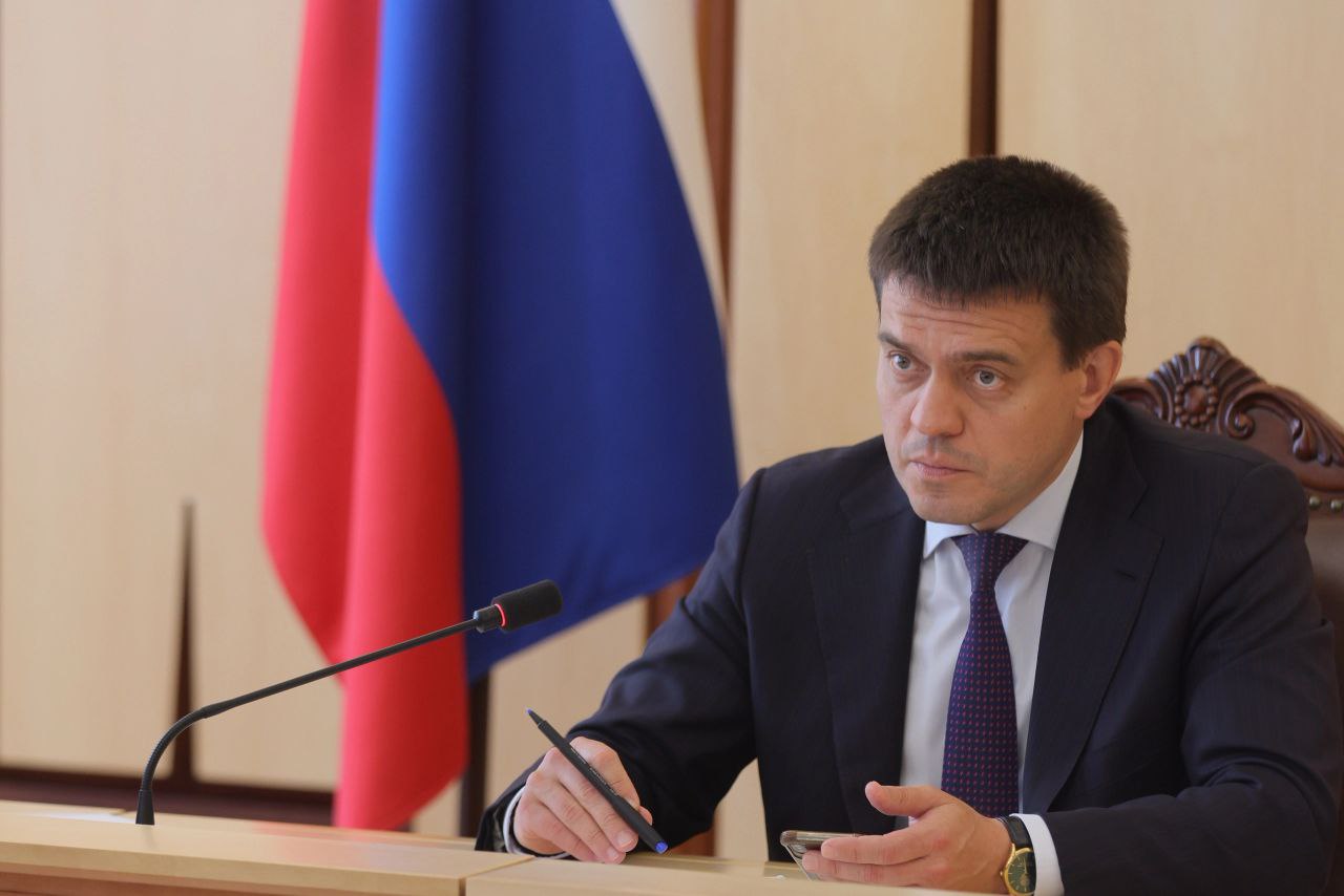 Михаил Котюков, губернатор Красноярского края: «Президент России доверил нам в самом центре страны проведение Всемирного фестиваля молодежи в 2026 году. Перед нами стоит масштабная задача - подчеркну, что по количеству участников это мероприятие превзойдёт зимнюю универсиаду, которая прошла в Красноярске шесть лет назад. Опыт 2019 года нужно переосмыслить и сделать все, чтобы гости нашей страны высоко оценили открытость России. Мы должны продемонстрировать, что Красноярск - город комфортный, интересный для молодёжи, а регион является одним из лидеров по реализации программ молодёжной политики, что наши университеты – это современные образовательные площадки, которые могут быть интересны ребятам из разных стран. У нас есть уникальная возможность рассказать всему миру о наших достижениях, поделиться планами и увлечь за собой перспективную молодёжь».
