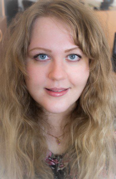 Третий год подряд самым издаваемым в России писателем стала красноярка Анна Джейн Анна Потапкина В 2025 году общий тираж её книг превысил 2 миллиона экземпляров в 2023 м было 745 тысяч в 2024 м 2 2 миллиона Анна Потапкина окончила СФУ первый свой текст отправила в издательство в 2014 м успела написать около 50 книг и ушла из жизни в 35 в феврале 2023 го Её произведения часто называют любовными романами но точнее это определяет англицизм young adult Литература для подростков только верхняя возрастная планка 25 лет Для понимания стилистики Война в Кларском продолжалась Элитная пехота мозга вторглась на территорию сердца вместе с бабочками но не теми которые частенько летали во влюбленных девиц в период влюбленности а со стальными складными ножами так часто порхающими в руках у уличных хулиганов Алюминиевые огурцы в MAX ещё больше фото и видео