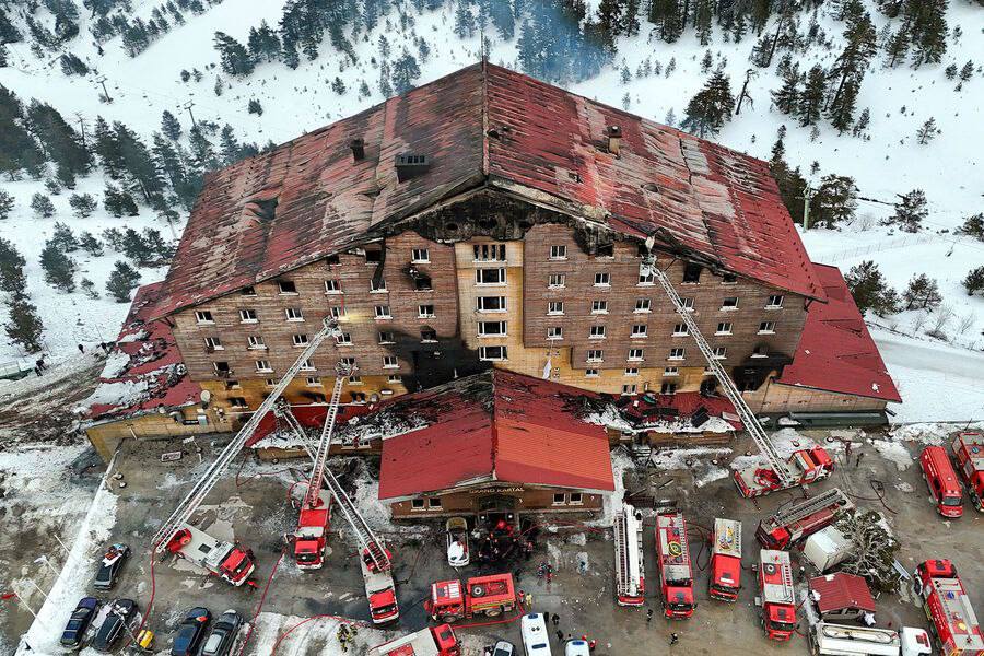 Смертельный пожар в Турции 11 человек получили пожизненное 21 января 2025 года в отеле Grand Kartal на лыжной станции Карталкая произошел пожар Погибли 78 человек 34 из них дети Виновных а именно хозяина гостиницы и членов его семьи а также заместителя мэра города Болу приговорили к пожизненным срокам за грубую халатность Следствие установило что причиной возгорания стало короткое замыкание в термостате гриля на кухне Автоматика оказалась не в состоянии отключить электроснабжение в гостинице из за чего огонь по проводам перекинулся на весь отель