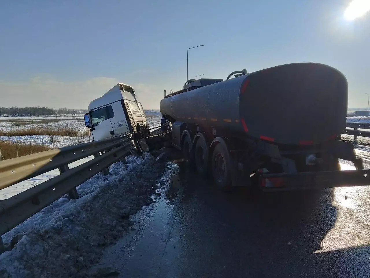 Серьёзное ДТП с погибшими на трассе М-4.   В среду днём на 1073 километре трассы автомобиль ВАЗ 2115 въехал под бензовоз, а тот, в свою очередь, съехал в кювет.  Ехавшие вслед за ними машины Hyundai Creta, BMW и HAVAL врезались друг в друга. Столкновение было настолько сильным, что передняя часть Hyundai Creta превратилась в кашу из стекла и металла, BMW оторвало кусок заднего бампера и выбило колесо, а кабина бензовоза повисла над кюветом.  Водитель Hyundai Creta скончался тут же; мужчина за рулем ВАЗ 2115 получил травмы разной степени тяжести и попал в больницу. Остальные участники ДТП отказались от медицинской помощи.       RostovGazeta