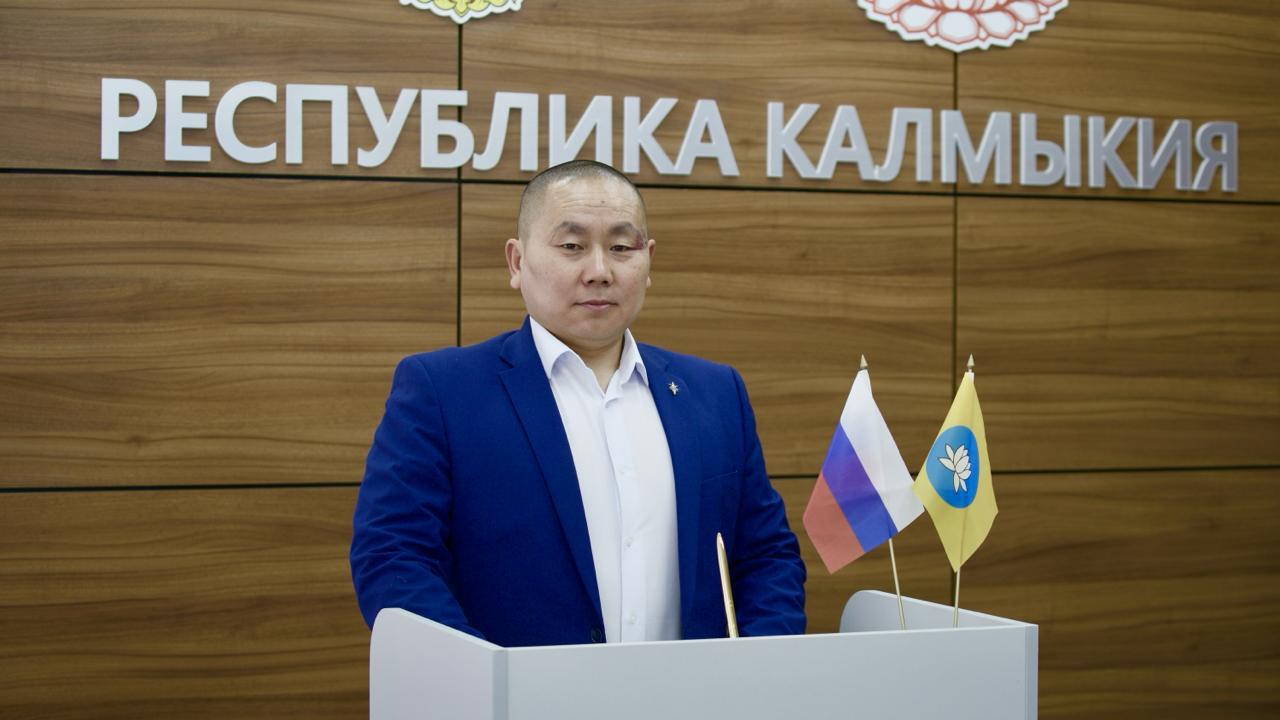 Чукотка Руководитель ЦУР Калмыкии возглавил Управление информационной политики аппарата губернатора Чукотки Аралтан Бамбышев пять лет руководивший ЦУР Республики Калмыкия назначен начальником Управления информационной политики аппарата губернатора Чукотского автономного округа Работа в ЦУР это опыт системного выстраивания коммуникаций между жителями и властью на основе аналитики и обратной связи Эти принципы остаются ключевыми и на новой должности Чукотка регион с особыми вызовами где вопросы информационной открытости и доступности особенно значимы Важно не только доносить позицию власти но и выстраивать доверительный диалог обеспечивать своевременное информирование жителей отметил Аралтан Бамбышев До руководства Центром он работал в МВД занимался вопросами противодействия терроризму и экстремизму а также был экспертом консультантом в Отделе внутренней политики Администрации главы Республики Калмыкия Поздравляем Аралтана Бамбышева с новым этапом и желаем успеха в реализации информационных задач Подписывайтесь на ЦУР Official