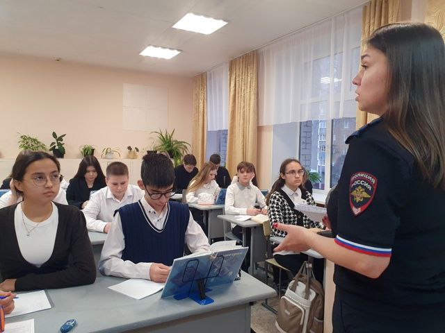 Сотрудники Госавтоинспекции проводят профориентационную работу со старшеклассниками Йошкар Олы Представители регионального управления Госавтоинспекции побывали в гимназии 26 им Андре Мальро где рассказали учащимся 9 11 классов о преимуществах получения высшего образования в вузах системы МВД России В беседе с подростками представитель Госавтоинспекции Людмила Пуртова рассказала об условиях поступления в Орловский юридический институт МВД России имени В В Лукьянова который готовит профильных специалистов для подразделений Госавтоинспекции