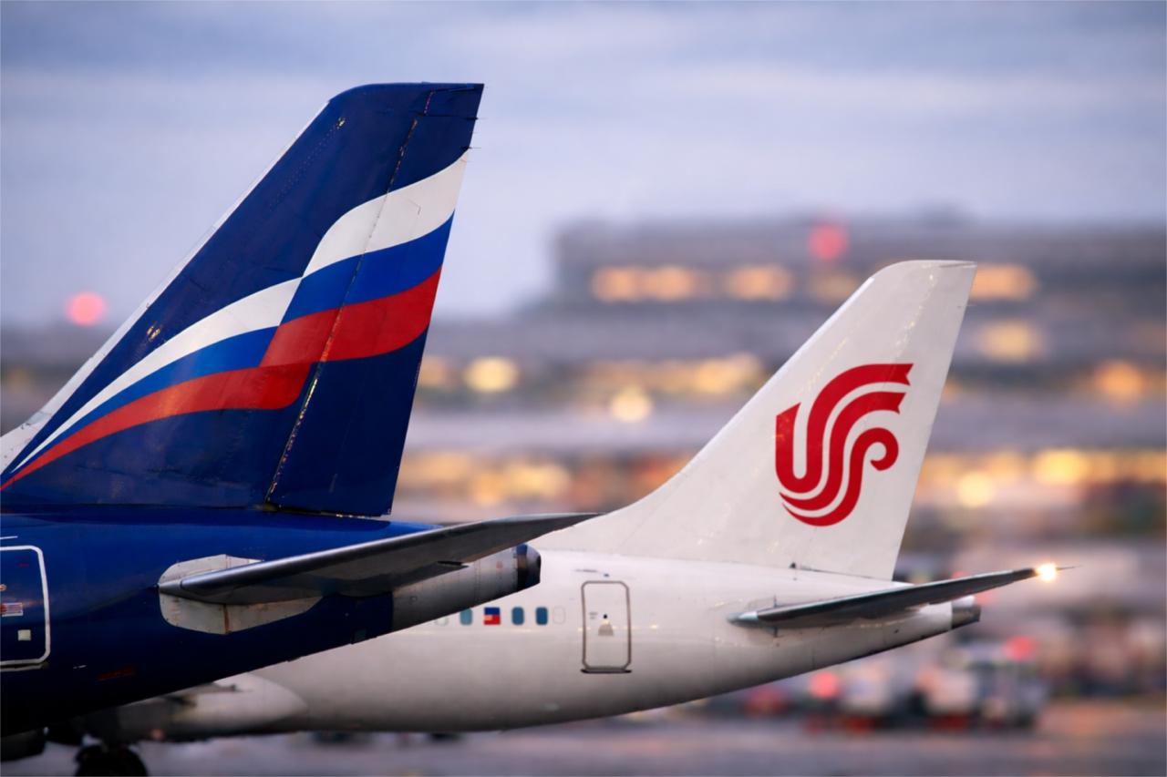 Глава Аэрофлота Сергей Александровский объяснил почему российские авиакомпании упёрлись в потолок по загрузке рейсов за границу По его словам большую часть потока оттянули на себя иностранные перевозчики которые активно наращивают своё присутствие в РФ В результате у отечественных авиакомпаний на зарубежных направлениях часть кресел остаётся пустой даже при сохранении спроса На этом фоне Александровский обратился к Минтрансу и Росавиации с призывом уделить больше внимания вопросам паритета на международных линиях Примечательно что такой сигнал регуляторам посылает крупнейшая авиагруппа страны откровенно доминирующая на нашем рынке По сути то всё верно правила игры в гражданской авиации строятся вокруг баланса и паритета между странами Это базовый отраслевой принцип пусть уже и местами размытый Да и при равных условиях пассажир в данном случае только выиграет Вопрос лишь в том какое место забота о пассажирах занимает в посыле Сергея Александровского или же всё таки это just business tripfarearea RU Подпишись