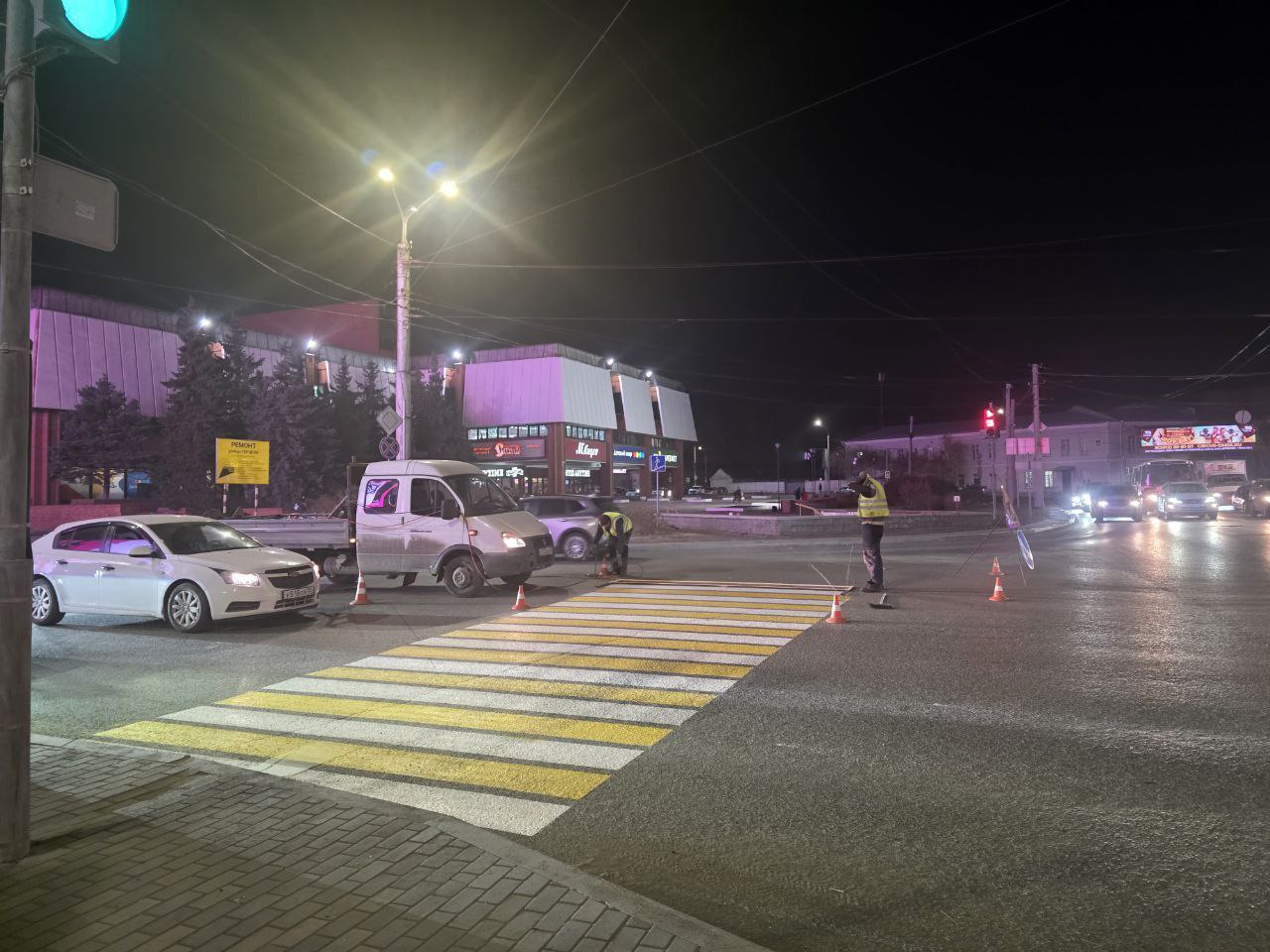 В центре Омска появился новый переход поверх подземного У ТЦ Омский рабочие нанесли новую зебру рядом с действующим подземным переходом В соцсетях омичи задаются вопросом о необходимости нового перехода отмечая и без того сложную транспортную ситуацию на улице Герцена По версии наблюдателей разметка может быть временным решением на период предстоящего ремонта подземного перехода Напомним что его реконструкция компанией М Стройиндустрия стоимостью 47 8 млн рублей должна завершиться 1 августа 2026 года Фото телеграм канал Омский новостной поезд Om1 Омск в MAX