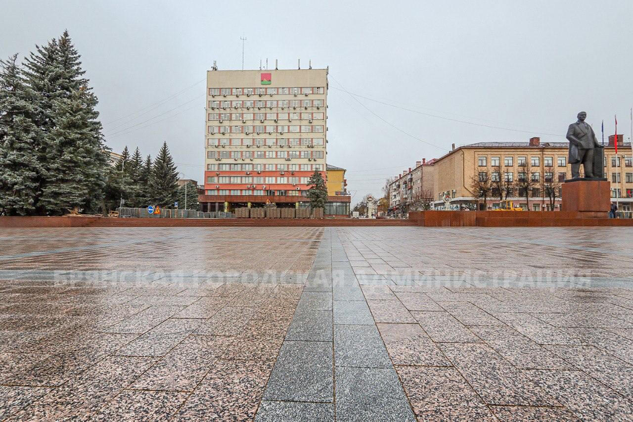 В Брянске завершён первый этап ремонта площади Ленина  Строители уложили плиткой из уральского гранита около 3 000 квадратных метров нижней площадки, сообщили в мэрии.