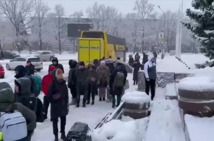 Долгие очереди на российско-эстонской границе в преддверии праздников