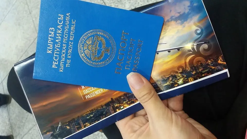 Цены на билеты из Бишкека в Ош взлетели авиакомпаниям выдали предписания Поводом стали обращения граждан публикации в СМИ и обсуждения в соцсетях В ходе мониторинга в том числе накануне майских праздников выявили признаки резкого роста цен на авиабилеты По данным службы у отдельных перевозчиков стоимость перелета в одну сторону достигала 8 тысяч 820 сомов тогда как у других компаний на сопоставимых условиях цена составляет около 6 тысяч сомов Предписания направлены авиакомпаниям AVIA TRAFFIC COMPANY TEZJET Аэро Номад Эйрлайнс Sky FRU и Асман Эйрлайнс Отдельно TEZJET как компании с доминирующим положением указали не допускать превышения уровня цен сформированного в условиях конкуренции который сейчас оценивается примерно в 6 тысяч сомов за перелет в одну сторону 24KG Новости Кыргызстана