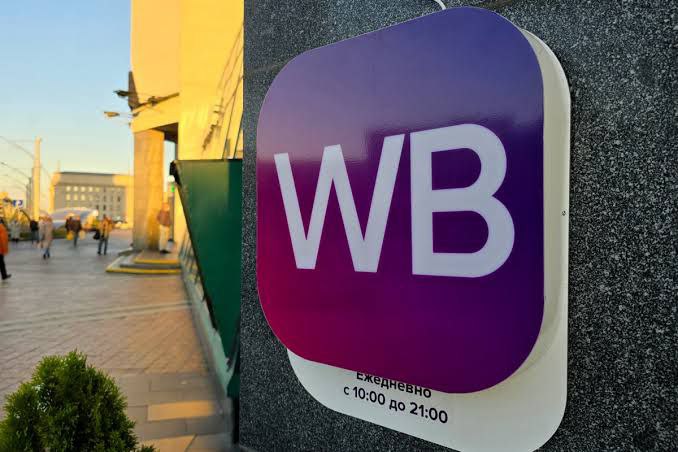 Wildberries близится к отметке 100 000 ПВЗ У Wildberries снова крупная цифра мимо которой невозможно пройти там заявили что их сеть ПВЗ превысила 90 000 точек Региональная структура пока не раскрывается известно лишь что речь идёт не только о России Кроме того не уточняется учитываются ли в объёме почтовые отделения однако масштаб всё равно впечатляет ведь скоро пробьют соточку Отдельно компания отметила динамику предпринимателей за год владельцев ПВЗ стало больше на 60 и самое интересное 2 3 из них стали сетевиками Фактически формат превращается уже в модель неплохого пассивного дохода которая быстро масштабируется Ну а отметки в 100 тысяч ПВЗ думается WB достигнет так же легко как мы кидаем вещи в корзину ритейл wildberries маркетплейсы онлайн коммерческаянедвижимость ПВЗ новостиритейла Знание сила Подписка кнопка