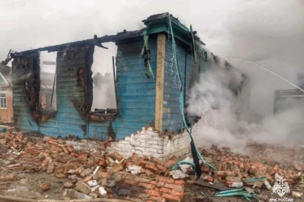 В Волгоградской области при пожаре погибла женщина Трагедия произошла ночью 7 декабря в хуторе Нижние Черни Котельниковского района где загорелся частный жилой дом Площадь возгорания составила 50 квадратных метров сообщили в региональном ГУ МЧС России В ходе тушения пожара спасатели обнаружили тело погибшей женщины Причины произошедшего устанавливаются дознавателями ведомства МЧС России напоминает о необходимости соблюдения правил пожарной безопасности в том числе следует регулярно проверять проводку и розетки следить за состоянием электрооборудования не курить в постели Кроме того специалисты рекомендуют установить дома пожарный извещатель и приобрести огнетушитель Фото ГУ МЧС России по Волгоградской области