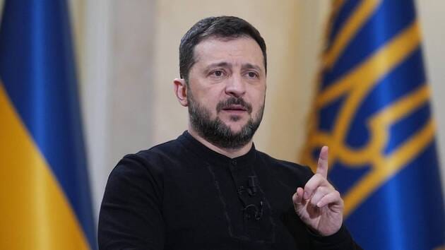 Зеленский заявил о готовности к личной встрече с Путиным В интервью французскому изданию Liberation президент Украины Владимир Зеленский сообщил, что в случае личной встречи с Владимиром Путиным будет стремиться достичь прекращения огня и провести обмен всех пленных по формуле «всех на всех». Он отметил, что на данном этапе полное согласие с российской стороной невозможно, однако необходимо искать формат, который может привести к завершению конфликта. При этом Зеленский подчеркнул, что гарантом любых договорённостей должны выступать внешние посредники, включая США . Также украинский лидер предупредил, что затяжной конфликт может быть критическим для Украины, заявив: «Если война продлится ещё десять лет — Украина не выживет». #Украина #Россия #Зеленский #Путин #переговоры #Стамбул #обмен #плен #США Подписывайся и пиши нам