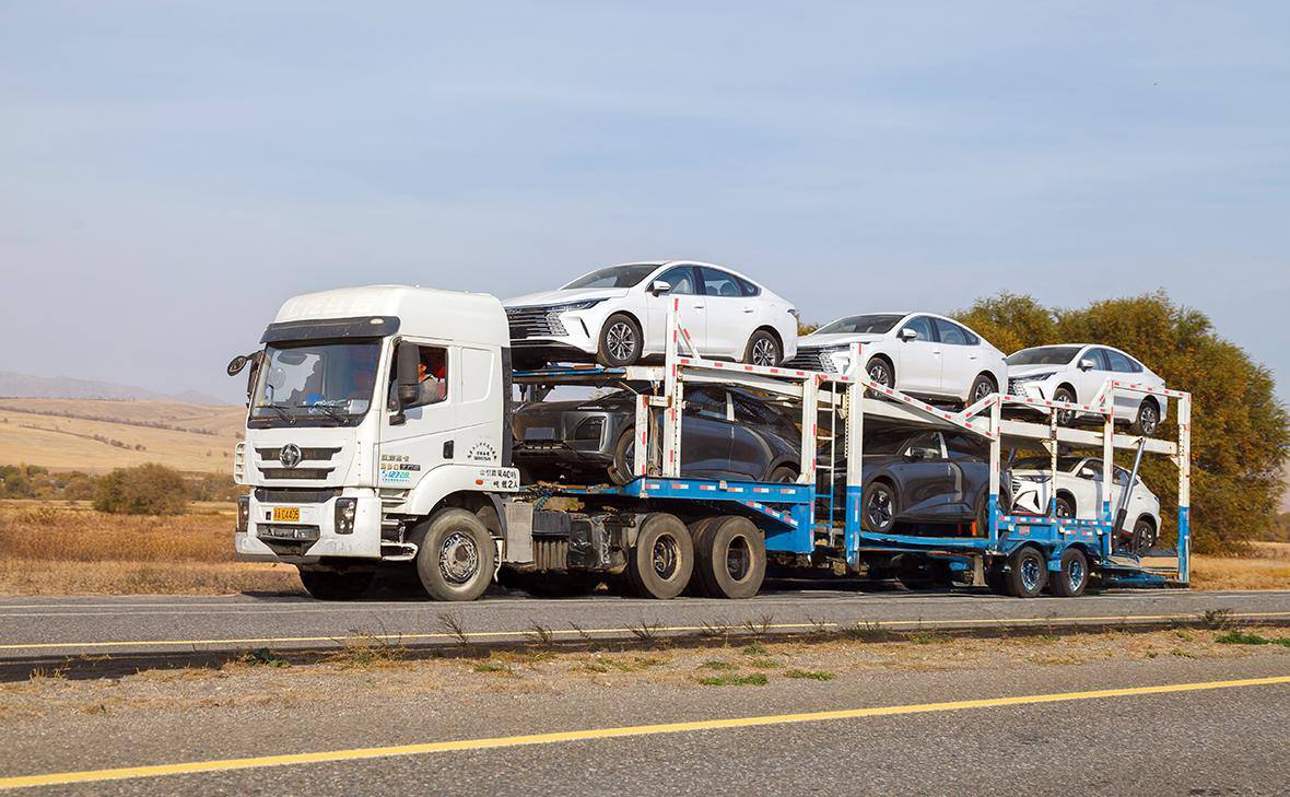 Минпромторг перенес на 1 декабря 2025 года новые правила утильсбора Изменения должны были вступить в силу 1 ноября но бизнес попросил дать отсрочку Объяснили это решение задержками с поставками машин которые россияне уже заказали По новым правилам размер утильсбора зависит от мощности двигателя Для машин до 160 лошадиных сил льготы сохраняются 3 400 рублей за новую и 5 200 рублей за авто старше трёх лет А вот владельцам мощных моделей придётся раскошелиться у Kia Sorento сбор вырастет до 1 9 миллиона рублей у BMW X5 до 2 7 миллиона Минпромторг объясняет рост утильсбора борьбой с серыми схемами когда машины ввозят якобы для личного пользования но на деле перепродают Владельцы застрявших в Казахстане машин могут вздохнуть