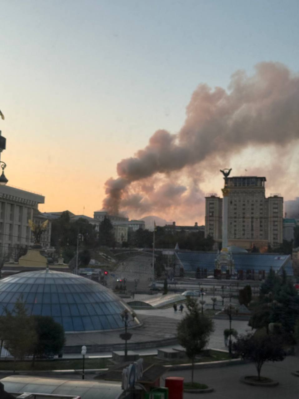 Сообщают что в Киеве предположительно в результате сбития БПЛА загорелось правительственное здание По предварительным данным повреждено здание Кабинета Министров возле Крещатика