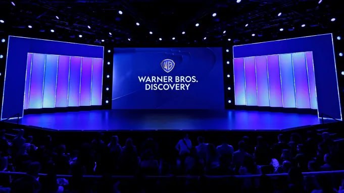 Warner Bros подала в суд на Midjourney из за нарушения авторских прав Warner Bros Discovery подала в суд на ИИ компанию Midjourney обвинив её в грубых нарушениях авторских прав Киностудия Дэвида Заслава стала третьим голливудским гигантом который начал борьбу с незаконным использованием своего контента при генерации изображений и видео с помощью нейросети Ранее подобные судебные иски к Midjourney подали Disney и Universal Warner Bros утверждает что программа Midjourney может создавать изображения и видео с персонажами которые очень похожи на Супермена Бэтмена Багза Банни Даффи Дака Тома и Джерри и других В иске говорится что Midjourney недавно устранила ограничения запрещавшие пользователям генерировать видеоролики нарушающие права интеллектуальной собственности Компанию Warner Bros представляют те же юристы которые в июне подали в суд на Midjourney от имени Disney и Universal В свою очередь юристы Midjourney в деле Disney Universal сообщали что их пользователи обязаны соблюдать условия использования программы которые запрещают нарушать права интеллектуальной собственности других лиц а также обвинили киностудии в лицемерии заявив что они стремятся пресечь использование стандартных методов работы нейросетей одновременно пытаясь получить свою прибыль от ИИ www proficinema com news detail php ID 430867