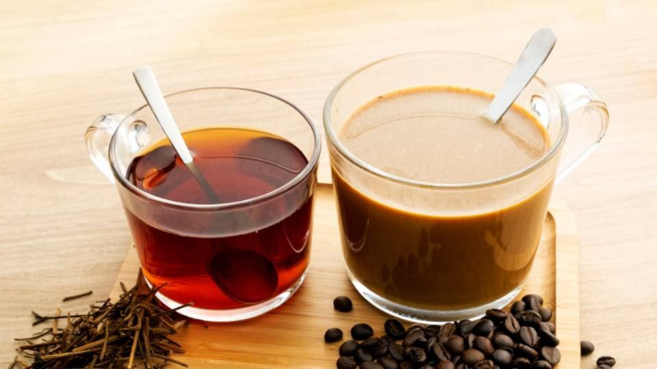 Исследования показывают что ежедневное потребление двух чашек кофе и трех чашек чая может способствовать продлению жизни Такое сочетание напитков снижает риск преждевременной смерти на 28 45 Стоит подчеркнуть что в случае употребления только одного из этих напитков будь то чай или кофе положительного эффекта не зафиксировано Ученые связывают это с взаимодействием кофеина и антиоксидантов