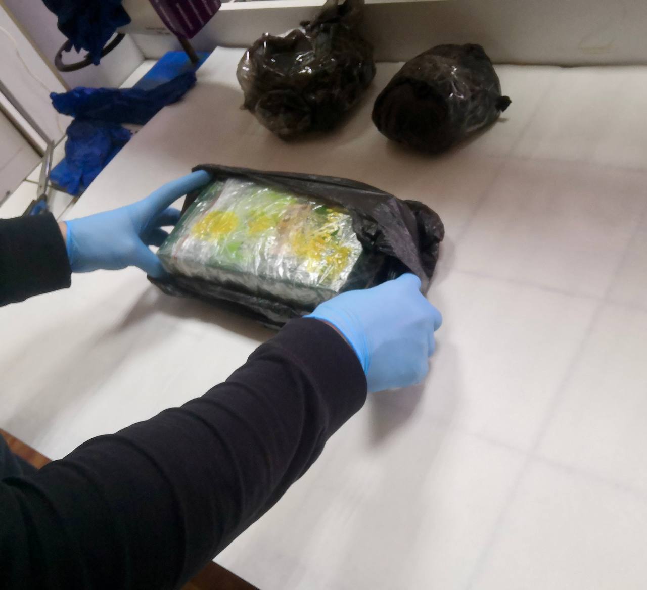  В Хабаровске прокуратура добилась отмены оправдательного приговора и доказала причастность иностранца к покушению на незаконный сбыт наркотиков в особо крупном размере В апреле 2021 года подсудимый решил быстро разбогатеть, получив прибыль от незаконной продажи наркотиков. У неустановленного лица в Иркутске он приобрел не менее 1,8 кг наркотического средства. Для его перевозки и последующей продажи он привлек двух своих знакомых - жителей Иркутска, которые спрятали наркотик под бампером автомобиля «Мерседес-Бенц» и направились в Хабаровск. Ночью при подъезде к краевому центру перевозчики были задержаны сотрудниками УФСБ России по Хабаровскому краю, наркотик изъят из незаконного оборота. Сложностью в доказывании виновности подсудимого являлось то, что он представлялся соучастникам и свидетелям преступления разными вымышленными именами, выдвигал версию о принадлежности наркотика другому лицу. Уголовное дело уже являлось предметом рассмотрения в суде. Однако в тот раз присяжные поверили в непричастность иностранца к преступлению и оправдали. Гособвинитель с таким решением не согласился. По апелляционному представлению прокурора Хабаровским краевым судом оправдательный приговор отменен, дело возвращено на новое судебное рассмотрение. Изучив результаты первого разбирательства, государственный обвинитель эффективно выстроил тактику представления доказательств, не оставив сомнений в виновности мужчины. Коллегия присяжных заседателей вынесла единогласный обвинительный вердикт. Суд признал подсудимого виновным по ч. 3 ст. 30, ч. 5 ст. 228.1 УК РФ покушение на незаконный сбыт наркотических средств, совершенный в особо крупном размере и приговорил его к 5 годам лишения свободы в исправительной колонии строгого режима. Также судом в доход государства конфискованы автомобиль «Мерседес-Бенц» и сотовые телефоны, которые использовались соучастниками при совершении преступления. Перевозчикам наркотического средства ранее вынесен обвинительный приговор.