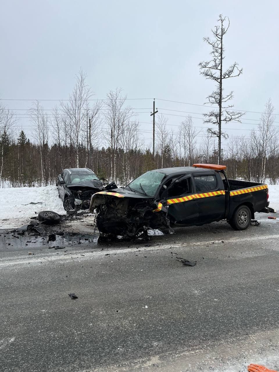 На месте аварии погибла водитель автомобиля Lexus. Водителю и пассажиру автомобиля Toyota Hilux потребовалась медицинская помощь. Пострадавших везут в Ноябрьскую ЦГБ. Они в тяжелом состоянии. Сотрудники полиции проводят проверку.  Фото: Госавтоинспекция Ноябрьска    Новости Ямала   Поддержать нас бустом