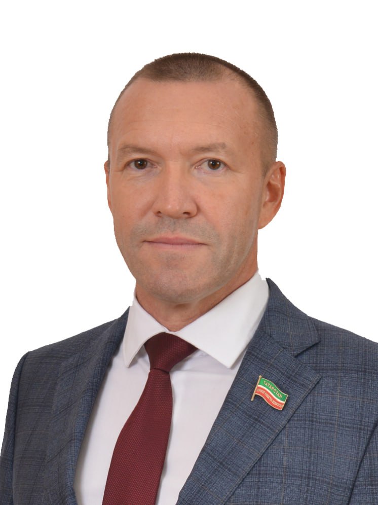 Новым депутатом Госсовета Татарстана на профессиональной постоянной основе станет 53 летний глава регисполкома Общероссийского народного фронта ОНФ в РТ Ринат Фазылов Он сменит Расима Баксикова который ранее лишился мандата после перехода на пост замглавы минтруда Татарстана пишет БО При этом Фазылов уже является депутатом В случае утверждения его кандидатуры в качестве постоянного депутата он покинет ОНФ по РТ Ранее сообщалось что новыми депутатами также станут первый проректор Казанского инновационного университета Тимирясова ИЭУП Игорь Бикеев и генеральный директор АНО Центр развития профессиональных компетенций Эмиль Губайдуллин inkazanischa теперь и в МАХ