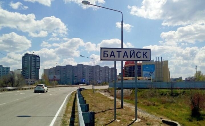 ЭКСКЛЮЗИВ Донской минтранс заключил госконтракт на разработку проекта реконструкции моста на подъезде к Батайску. Обойдется он в 19,1 млн рублей, сообщил ДОМОСТРОЙДОН.РУ заместитель министра транспорта Ростовской области Ринат Кикичев.  «В настоящее время министерством заключен государственный контракт на подготовку проектной документации по объекту: „Реконструкция путепровода на автомобильной дороге общего пользования регионального значения „Северный подъезд к г. Батайску“ на участке км 0+598 в г. Батайск“ на сумму 19 158 333,34 руб. Разработать проектную документацию планируется до конца 3 квартала 2026 года, после чего будет рассмотрен вопрос ее реализации», — сообщил замминистра. Предполагается, что вместо имеющегося построят новое сооружение, отметил Кикичев. Кроме того, проект предусмотрит усиление конструкций старого моста, чтобы по нему можно было продолжать движение до окончания реконструкции путепровода. Подробнее - читайте на ДОМОСТРОЙДОН.РУ.
