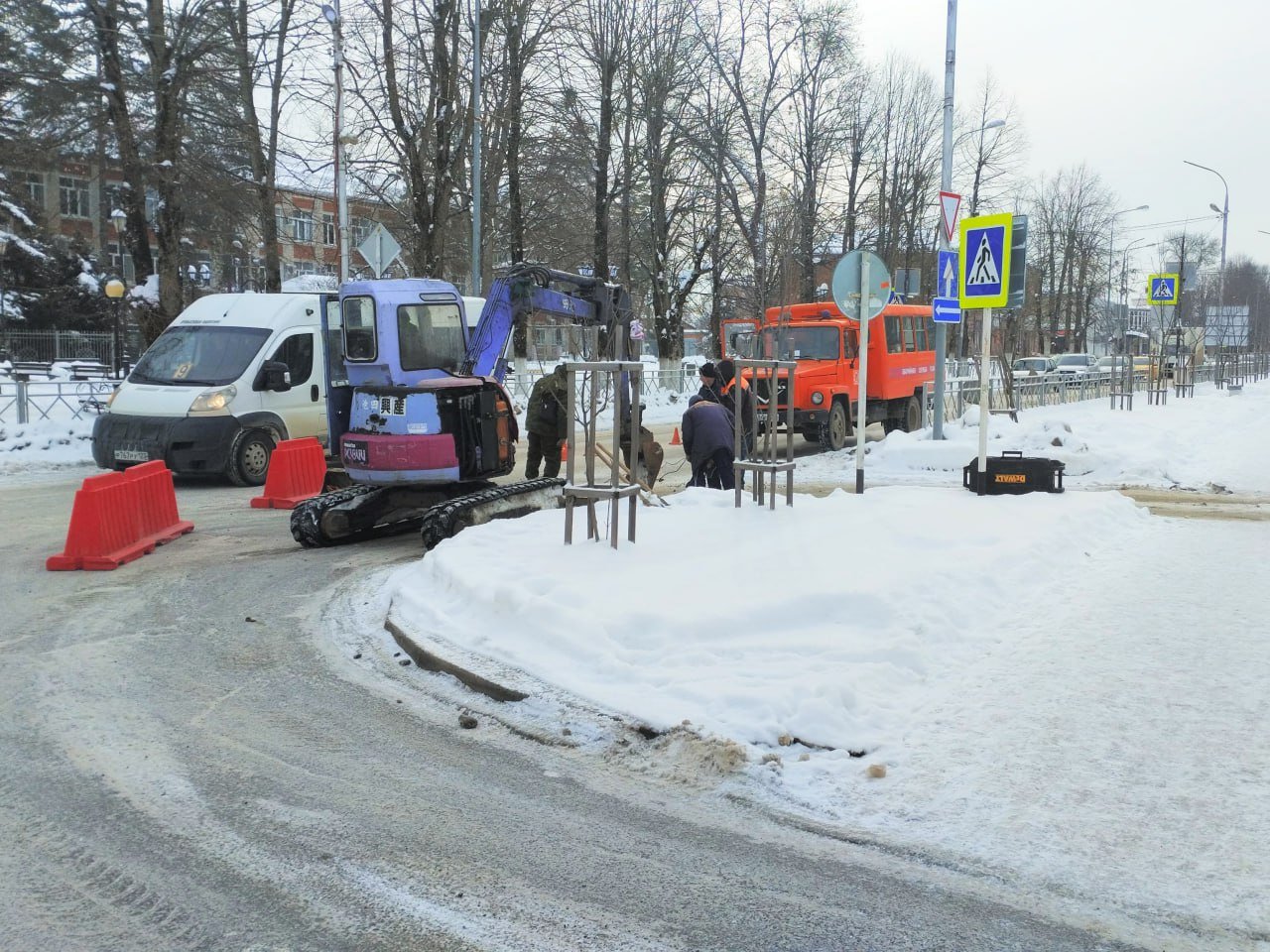 В Апшеронске продолжаются работы  на участке улицы Кооперативной  ОАО «Апшеронскрайгаз» информирует о том, что 26 февраля с 08.00 до 13.00 производятся  работы со вскрытием дорожного полотна по улице Кооперативная, по направлению ул. Ворошилова - ул. Ленина.   Выполнение работ связано с полным ограничением автомобильного движения на данном участке автодороги по  улице Кооперативной. Производство работ планируется без прекращения подачи газа.   Данные работы направлены на безаварийное и бесперебойное снабжение газом потребителей в отопительный период. По завершению работ движение автотранспорта будет восстановлено. ОАО «Апшеронскрайгаз» приносит извинения за временные неудобства.  Апшеронский рабочий