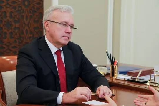 Экс губернатор Красноярского края Александр Усс может завершить политическую карьеру после истечения сенаторских полномочий в сентябре Политик до сих пор не подал заявку на праймериз Единой России хотя для продления мандата ему нужно избраться в краевой парламент Источники сообщают что окончательное решение о выдвижении Усса сформируется к июлю когда он согласует свои планы с региональными и федеральными властями Подробнее на Бабре красноярск kras 24