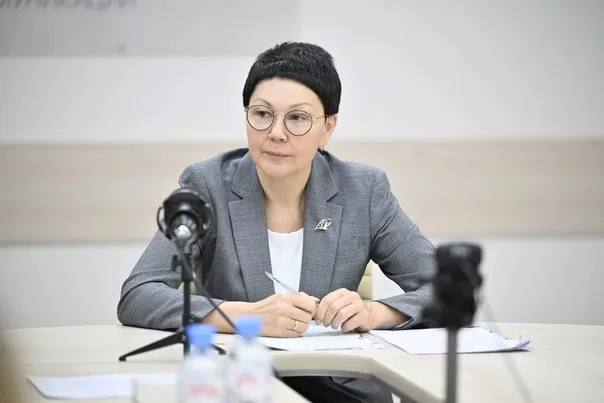 Задержали управляющую Социальным фондом Красноярского края. Ее подозревают по трем уголовным статьям. Елену Лапко подозревают в служебном подлоге, превышении должностных полномочий и присвоении или растрате. Для дальнейшего разбирательства ее планируют этапировать в Москву. Подписаться Прислать новость
