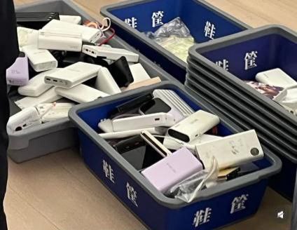 С 28 июня пассажирам на всех внутренних рейсах Китая запрещено провозить пауэрбанки без маркировки 3C CCC – China Compulsory Certification , с нечеткой маркировкой или отозванные модели Требование вызвано всплеском инцидентов, связанных с возгоранием литий-ионных аккумуляторов, перевозимых пассажирами. Аналогичная маркировка CE есть в Европе или FCC в США. Все внешние аккумуляторы, продаваемые в Китае с конца 2024 года, должны иметь ССС лого. В соцсетях жалуются, что некоторые аэропорты, где нет отдельных пунктов проверки безопасности то есть невозможно отличить пассажира внутренних от международных рейсов , стали применять это правило к вылетающим международными рейсами уже 26 июня: Сегодня я был в Шэньяне и пересаживался на рейс до Франкфурта CZ8021. Они забрали почти 300 powerbank, были серьезные споры, поскольку у них еще не было никаких официальных документов, а была только какая-то сомнительная фотография. После долгих обсуждений и прихода представителя авиакомпании, мы просто забрали их и ушли. Многие попросту оставляют powerbank и и бегут на свой рейс, не разбираясь, имеет он разрешенную сертификацию или нет.