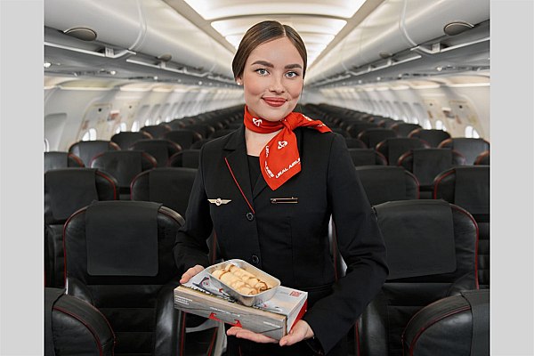 Пассажирам Уральских авиалиний на масленичной неделе предложат специальное блинное меню Пассажирам авиакомпании Уральские авиалинии на масленичной неделе предложат специальное блинное меню Об этом сообщает AVIA RU со ссылкой на данные перевозчика Так в период Масленицы с 16 по 22 февраля авиакомпания будет угощать пассажиров экономического класса горячими блинами На выбор доступны 2 вида начинок с творогом или мясом Блины в меню на всех рейсах из Москвы в Екатеринбург всю неделю На рейсах из Екатеринбурга в Москву 16 21 и 22 февраля aviaru net n292578