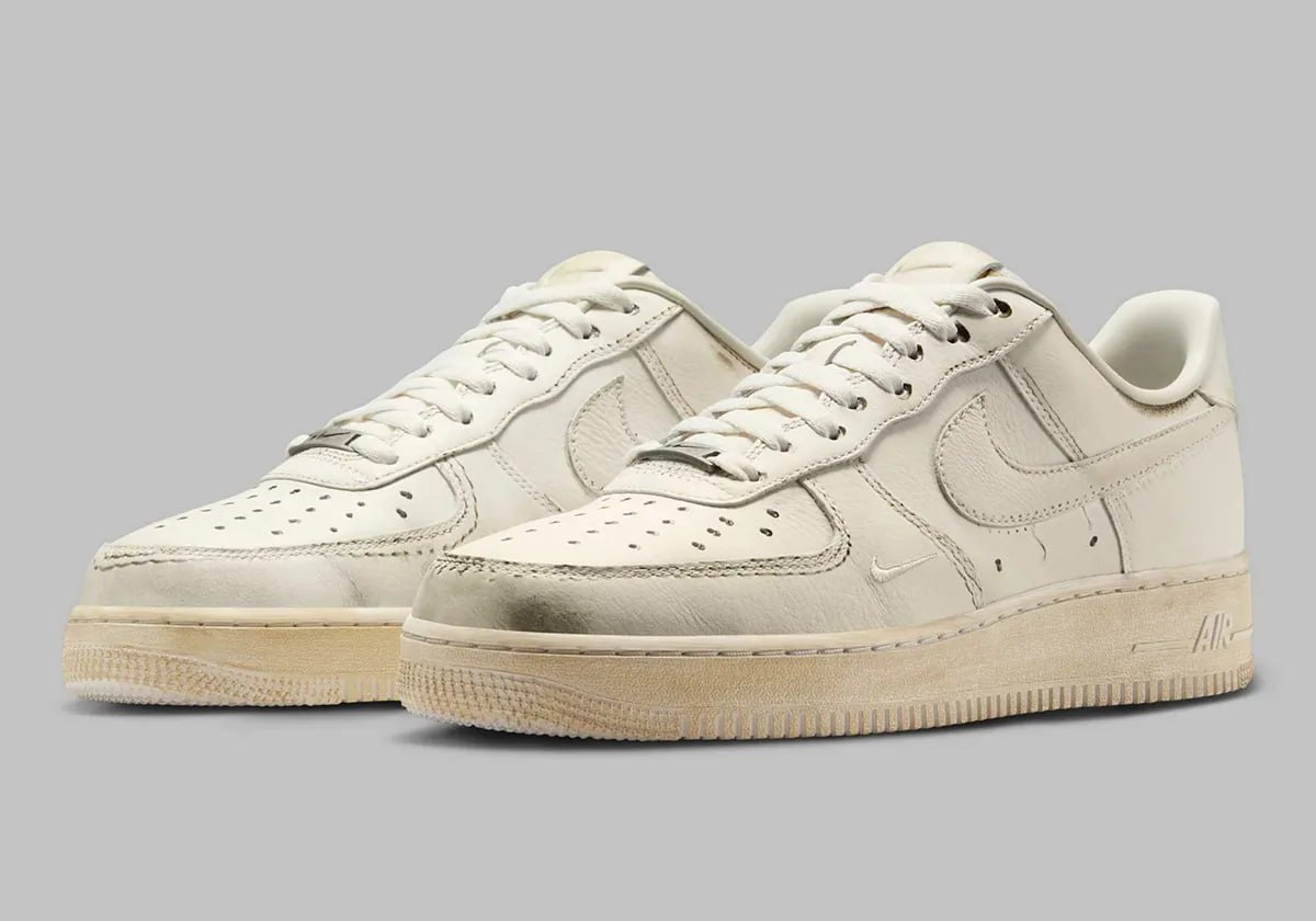 Nike выпустила кроссы, которые выглядят поношенными уже из коробки.   Причем чем дольше вы их носите, тем чище они должны становиться: по задумке, «грязный» слой будет постепенно стираться, делая обувь белее.   Называются Air Force 1 Dirty Triple White, в США стоят 10 500 рублей  $130 .