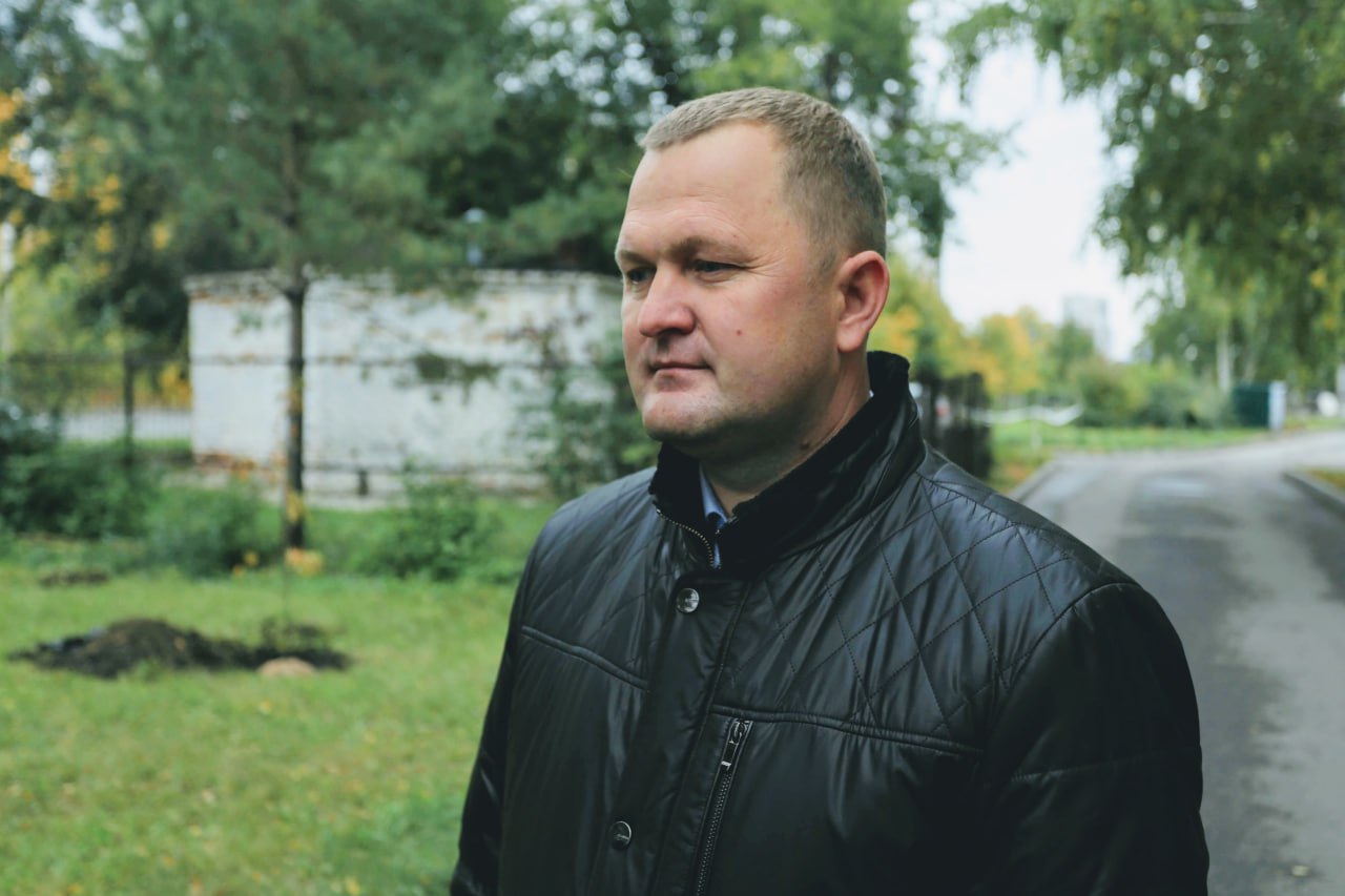 Максим Сабына стал главой Первомайского района Алтайского края За Сабыну проголосовало 38 депутатов сообщили Атмосфере в правительстве края Второй кандидат на пост и о заместителя главы района по социальным вопросам Руслан Маршалкин получил один голос Отметим что выдвижение кандидатов на должность главы района проводилось по новой схеме сначала Единая Россия внесла кандидатуры губернаторы затем после их рассмотрения глава региона внес кандидатуры в районное Собрание депутатов 45 летний Максим Сабына окончил Алтайский государственный университет с отличием и много лет занимал различные должности в администрации Барнаула включая посты заместителя главы администрации Ленинского района и главы Центрального района Подписывайтесь на amic ru в Max