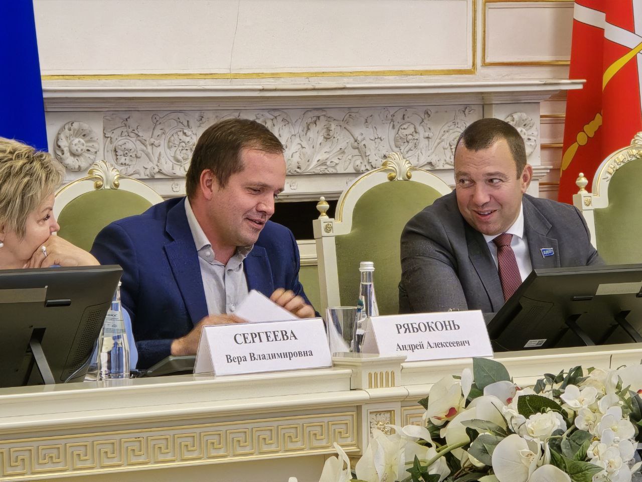 Общий турпоток в Северную столицу в I полугодии 2025 года возрос на 13 5 в сравнении с I полугодием 2024 года с 4 96 до 5 63 млн поездок Такие данные озвучены на нулевых чтениях бюджета на 2026 год Вклад туризма в экономику Санкт Петербурга в 2024 году составил 730 5 млрд руб Вклад туризма в валовый региональный продукт Санкт Петербурга 2 4 В 2024 году в нашем городе введено 829 номеров в гостиницах и 3268 в апартаментах прогноз на 2025 год 1339 и 2641 соответственно В рамках бюджетных чтений отмечено снижение платежеспособности отечественных туристов и необходимость создания более бюджетных мест для их размещения Андрей Рябоконь в Telegram l OK l BK l Дзен MAX
