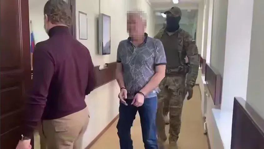Тюрьма за сотрудничество: в колонию Благовещенска этапировали экс-сотрудника генконсульства США Осужденный выслушал приговор в прошлом году. Бывшего завхоза генконсульства США во Владивостоке, 62-летнего Роберта Шонова этапировали в колонию ИК-8 Амурской области. Об этом сообщает Telegram-канал "NEWS.VL Владивосток и Приморье". В ноябре прошлого года мужчину приговорили к 4 годам и 10 месяцам лишения свободы "за сотрудничество с иностранным государством". По версии ФСБ, осужденный собирал данные для американских дипломатов о мобилизации, протестах и выборах. Помимо срока, экс-сотруднику генконсульства назначили штраф в 1 миллион рублей, конфисковали 400 тысяч и технику. "После освобождения его ждет год ограничения свободы", - пишет приморский паблик. Отметим, что ИК-8 расположена в Благовещенске. На сайте УФСИН по Амурской области указано, что это исправительное учреждение общего режима, с лимитом наполнения 957 осужденных.