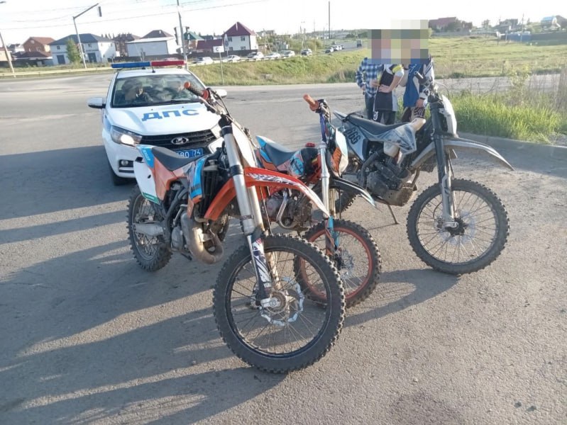 На Южном Урале в рамках акции «Мотоциклист» выявлено более 800 нарушений правил дорожного движения  Профилактическое мероприятие проводилось в период с 15 по 25 мая. Всего автоинспекторами выявлено 802 нарушения ПДД.  Полицейскими на дорогах региона выявлено:  42 нетрезвых водителя мототехники;  266 человек, не имеющих права управления мотоциклами;  8 мотоциклистов, которые снова сели за управление будучи подвергнутыми административному наказанию и лишенными права управления по решению суда;  47 водителей, передвигавшихся на незарегистрированных мотоциклах   На специализированную стоянку за допущенные их водителями грубые нарушения правил дорожного движения сотрудниками Госавтоинспекции помещен 181 мотоцикл.  Напоминаем, что за 4 месяца 2025 года на территории Челябинской области зарегистрировано 97 дорожно-транспортных происшествий с участием водителей мототранспортных средств, в которых погибло пять человек и 48 получили ранения различной степени тяжести.  Госавтоинспекция рекомендует участникам дорожного движения неукоснительно соблюдать Правила дорожного движения Российской Федерации.     #мвд74 #полиция74 #полицияюжногоурала #челябинскаяобласть #госавтоинспекция74